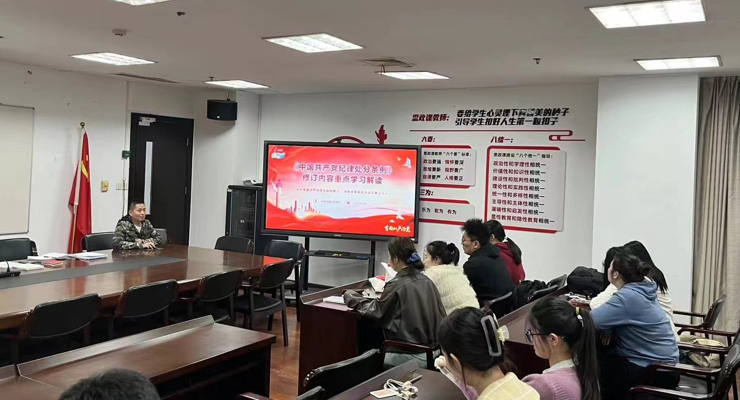 房間裏的木桌子上的電腦  描述已自動生成